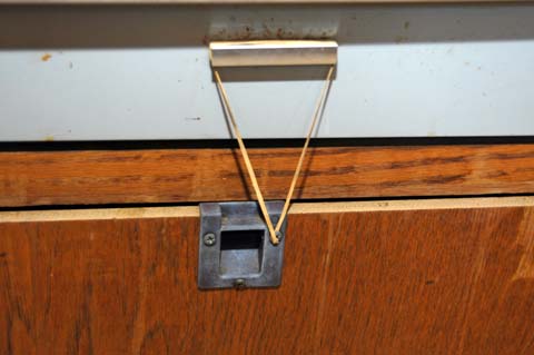 071007-2751_Old_cabinet_latch