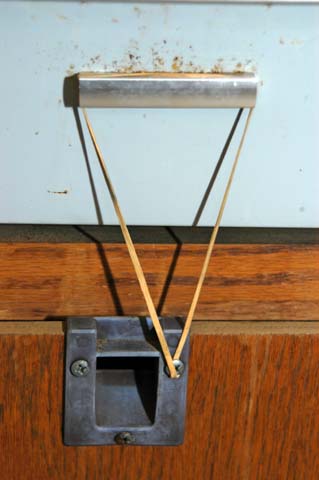 071007-2752_Old_cabinet_latch