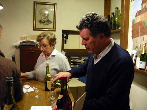 Photo, vintner pouring wine